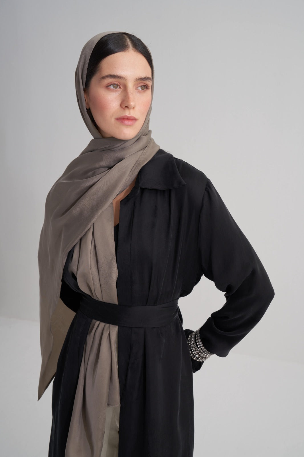 Siyah Çiçekli Cupro Jakar Abaya