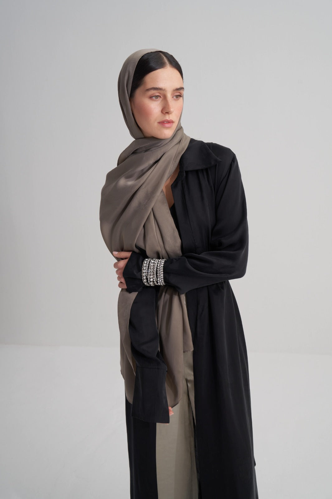 Siyah Çiçekli Cupro Jakar Abaya