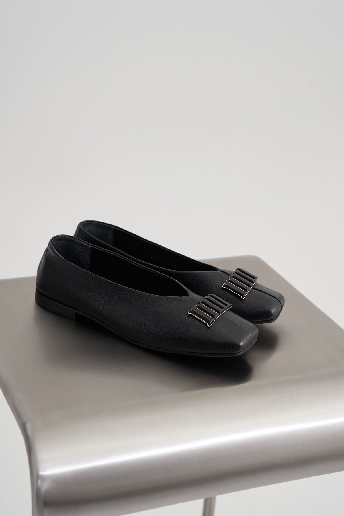 Siyah Kare Burun Babet