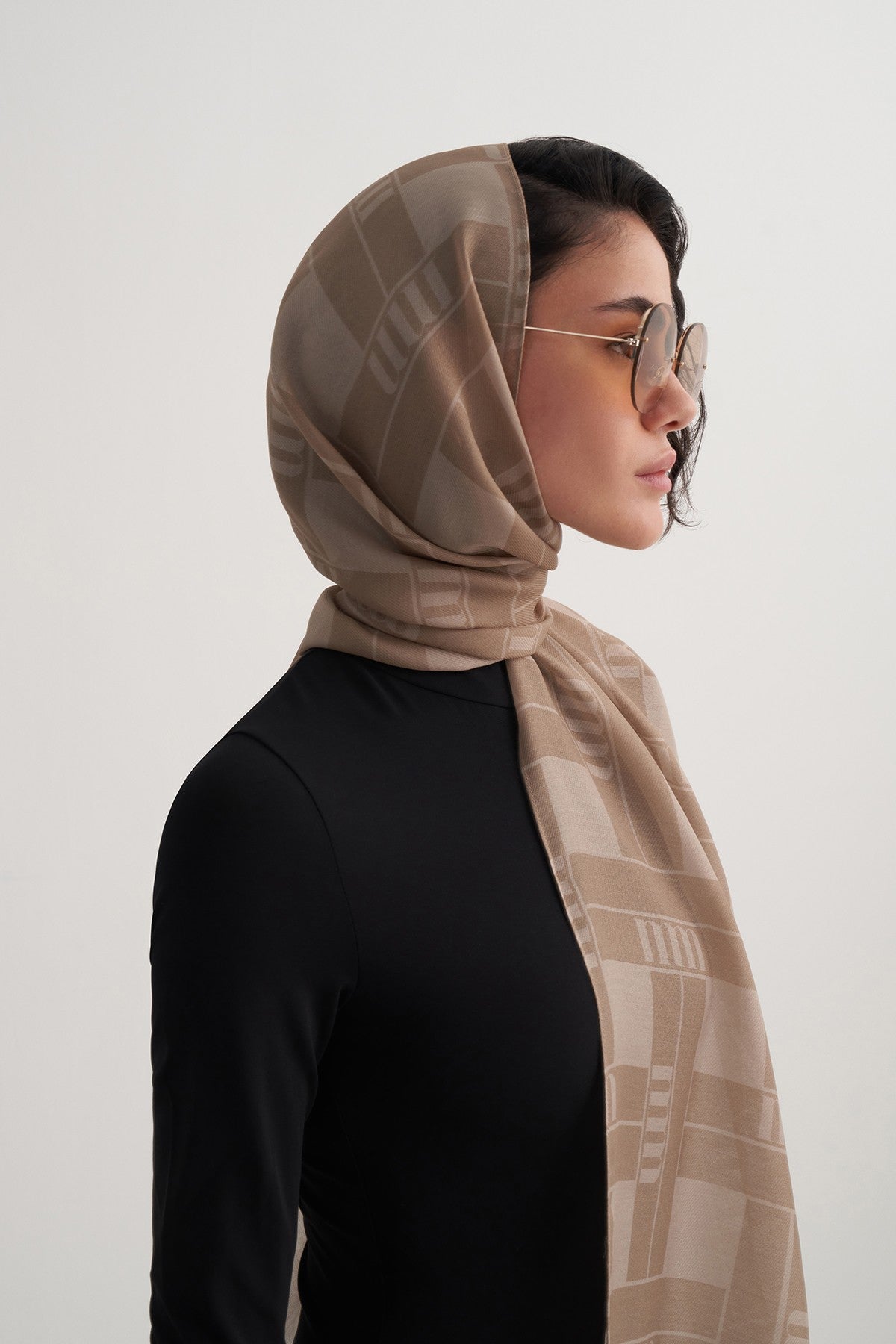 Beige M Form