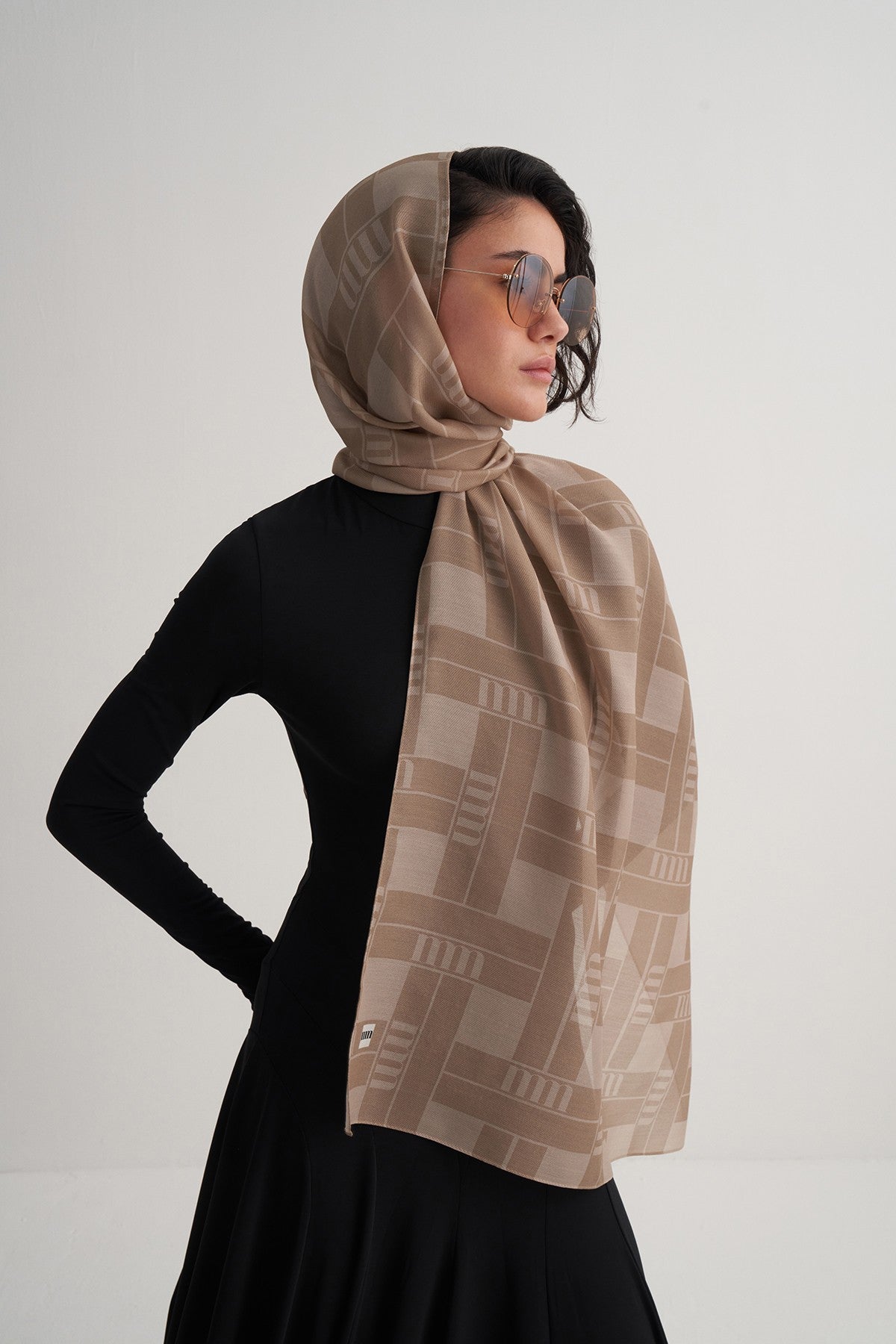 Beige M Form