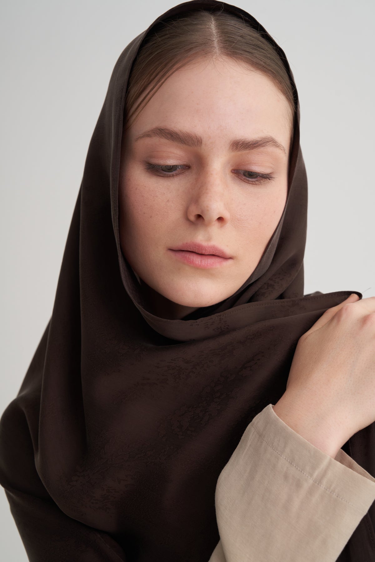 Kahverengi Cupro Jakar Yapraklı Şal