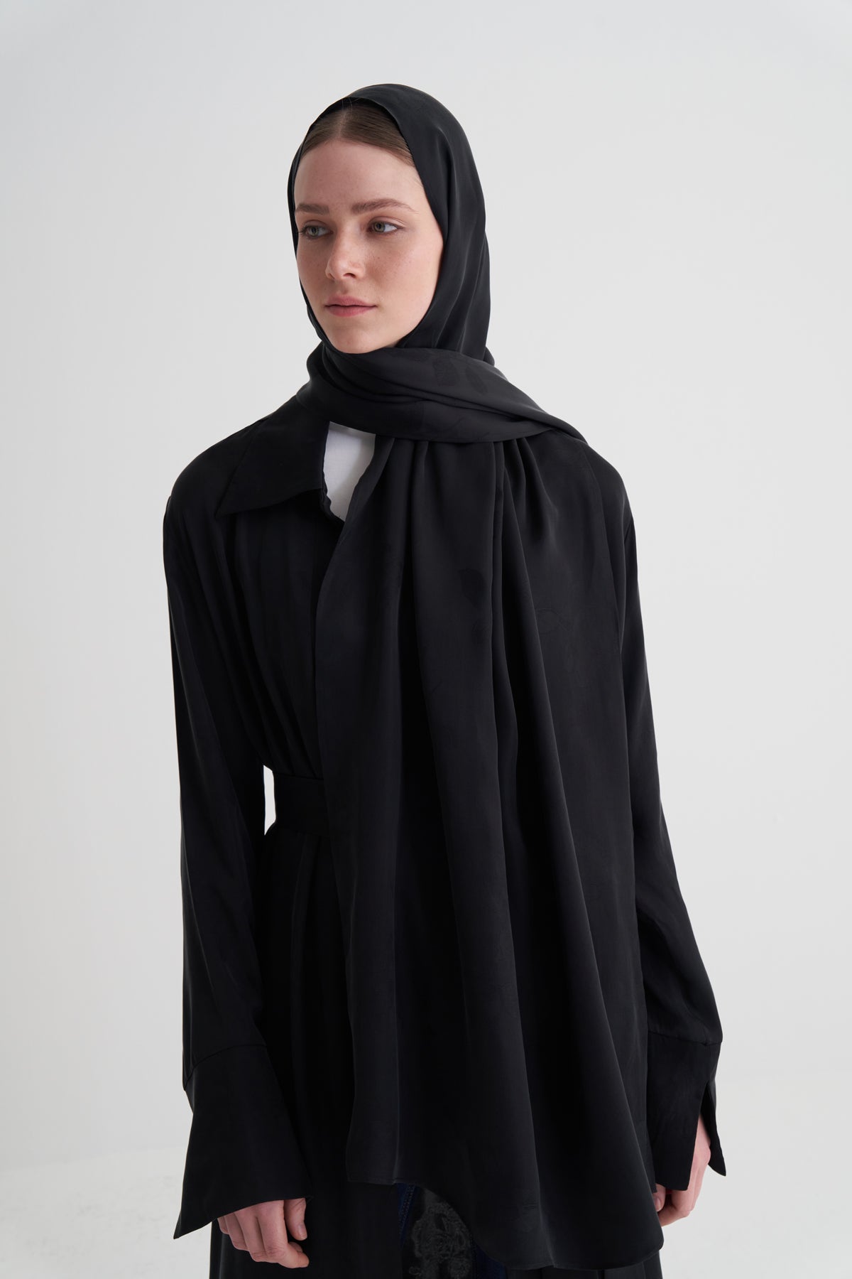 Siyah Cupro Jakar Çiçekli Abaya Şal Takım