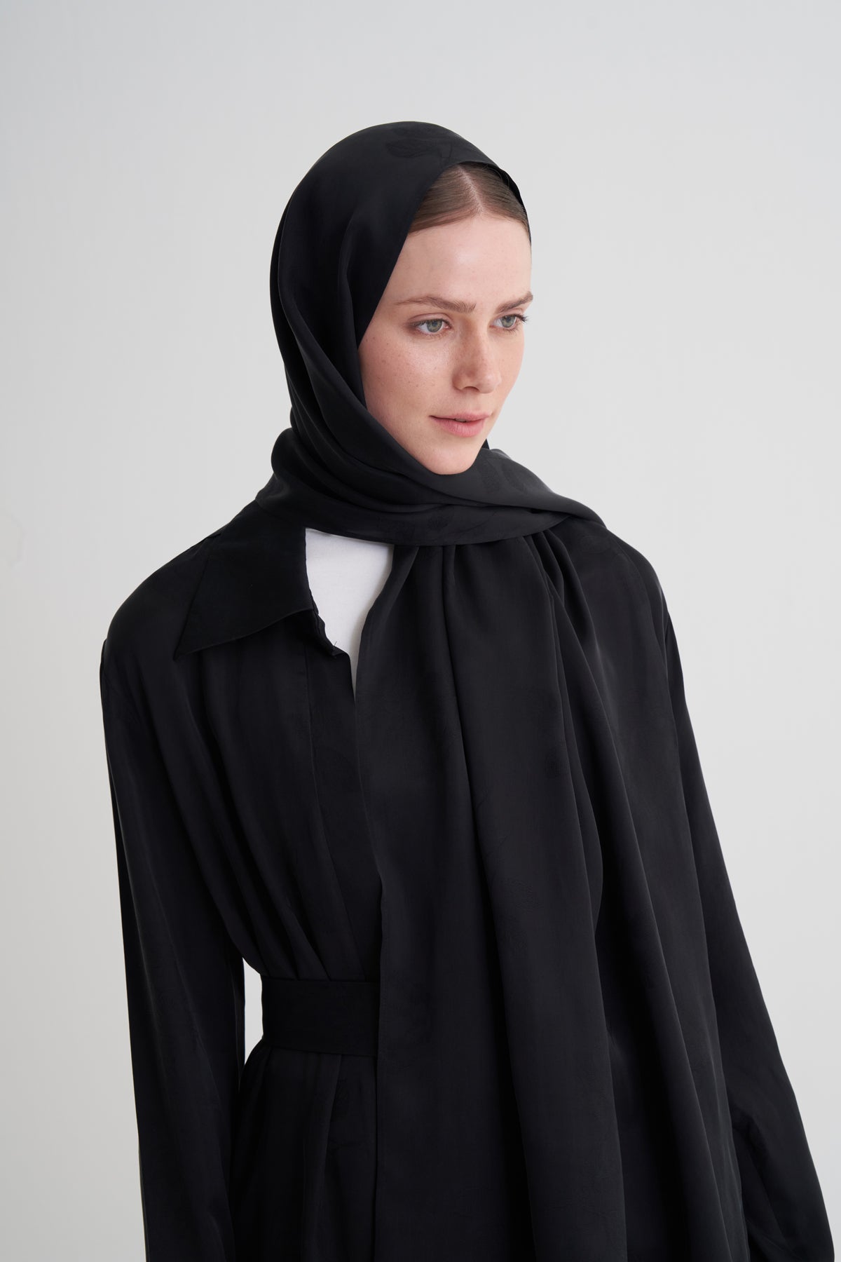 Siyah Cupro Jakar Çiçekli Abaya Şal Takım