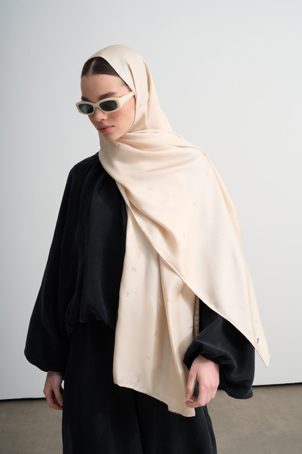 Bej M Logo Twill İpek Şal