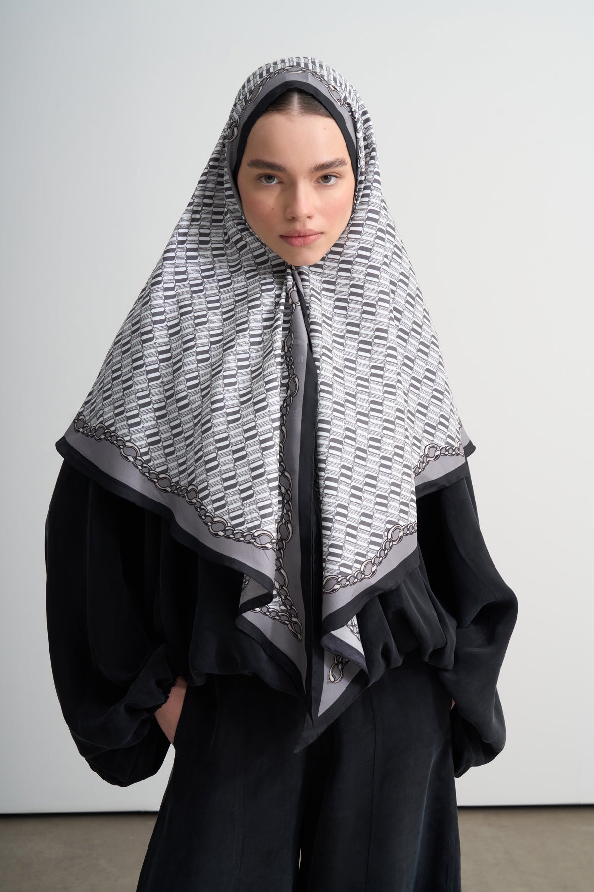 Gri M Logo Twill İpek Üçgen Eşarp