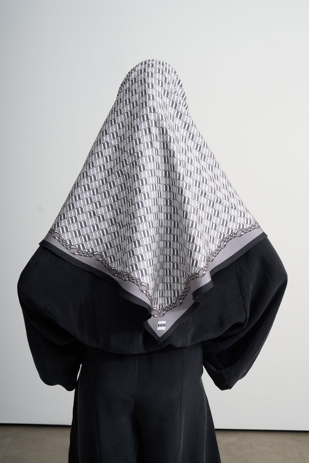 Gri M Logo Twill İpek Üçgen Eşarp