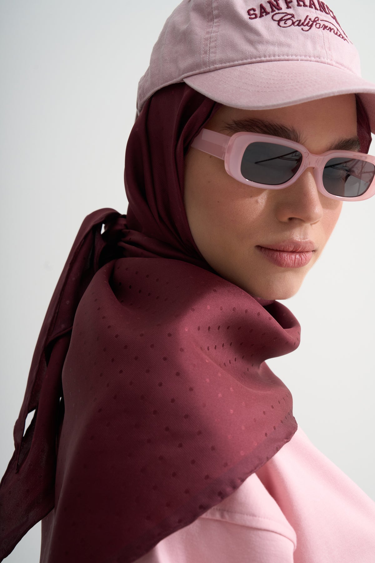 Bordo Puantiyeli Twill İpek Üçgen Eşarp