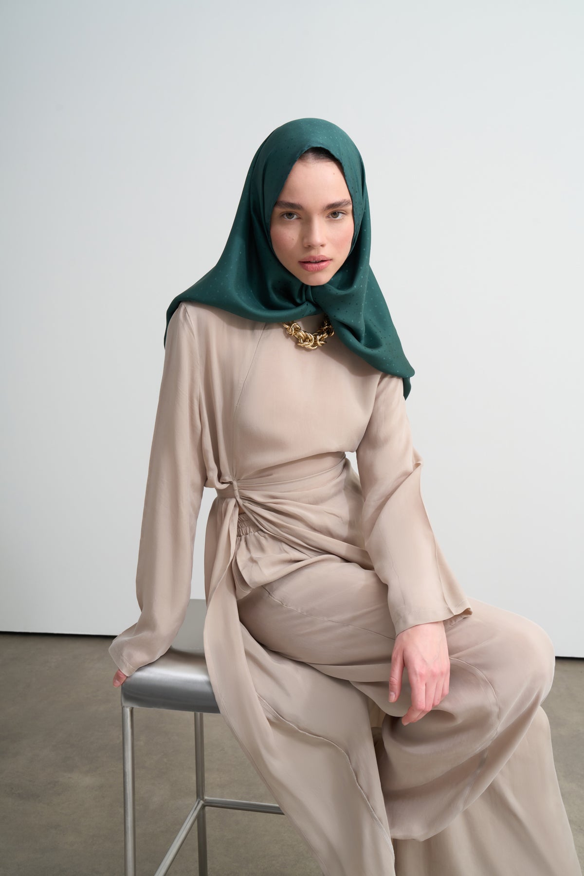 Yeşil Puantiyeli Twill İpek Üçgen Eşarp