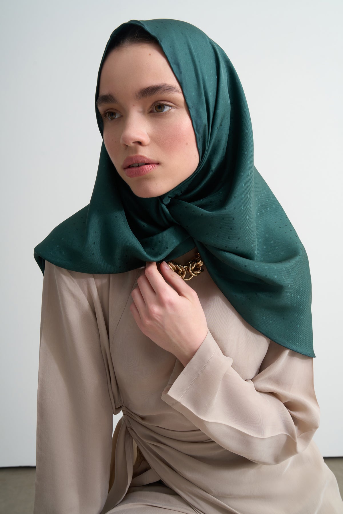 Yeşil Puantiyeli Twill İpek Üçgen Eşarp