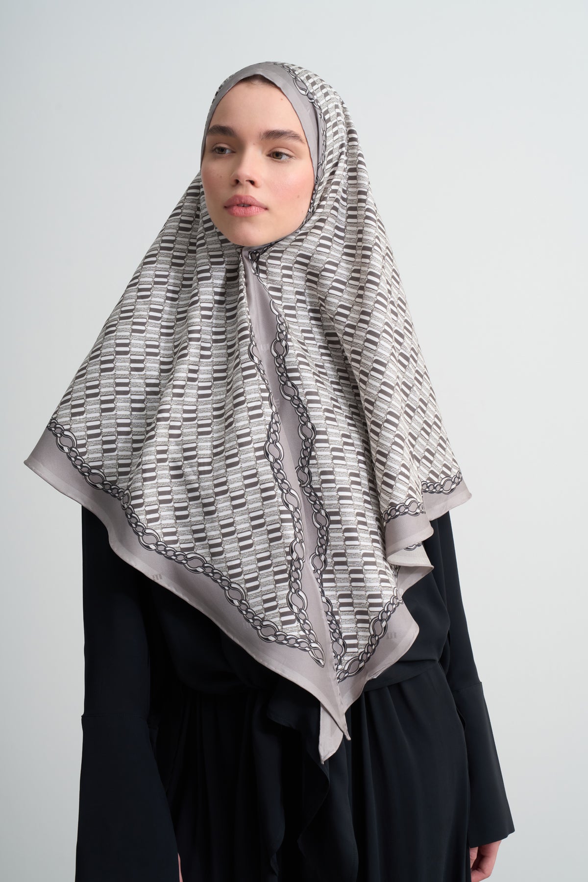 Vizon M Logo Twill İpek Üçgen Eşarp