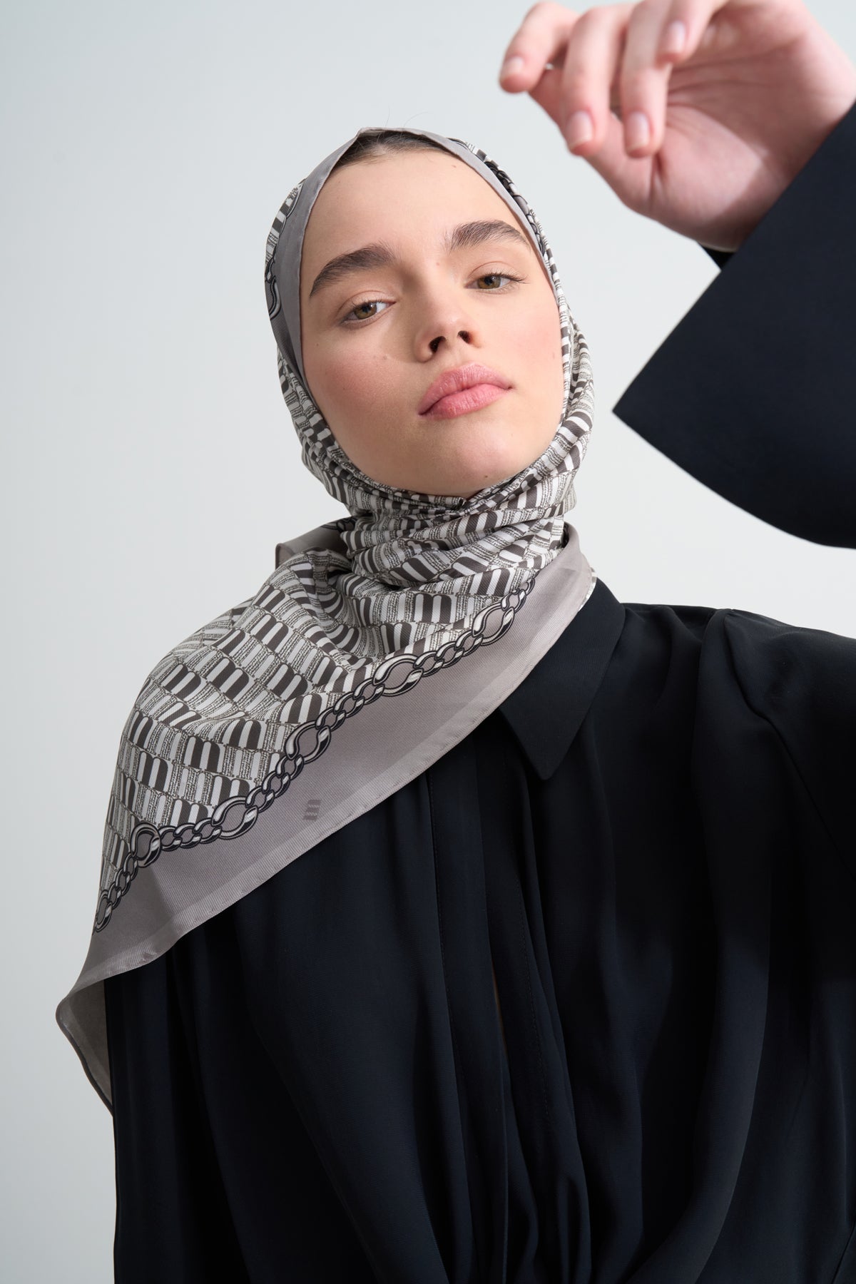 Vizon M Logo Twill İpek Üçgen Eşarp
