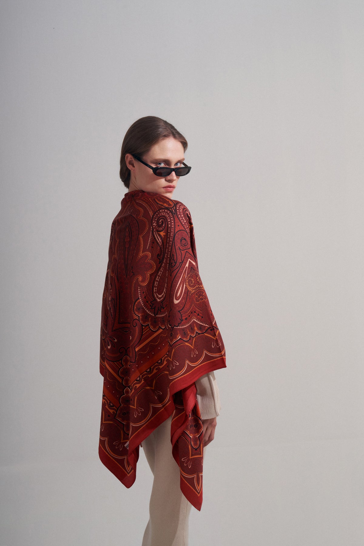 Etnik Desenli Kırmızı Omuz Şalı