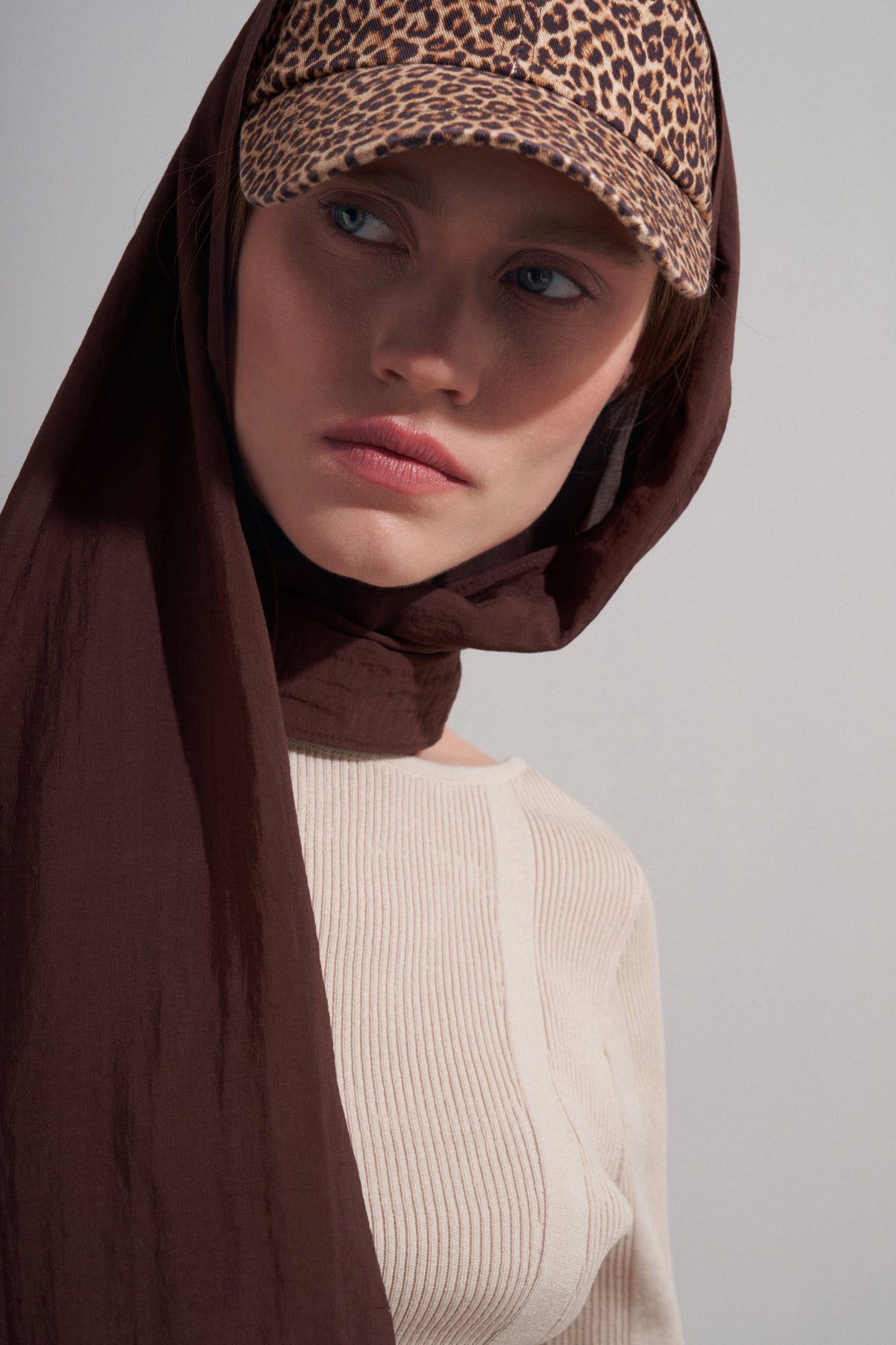 Kahverengi Kıvrımlı Şal