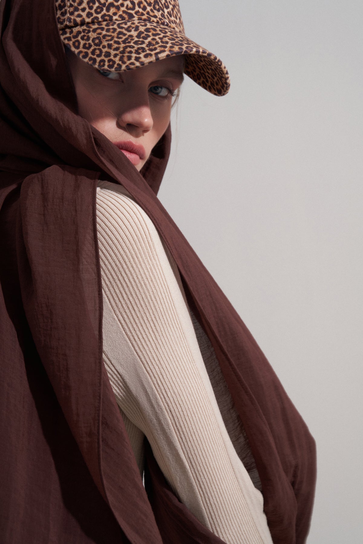 Kahverengi Kıvrımlı Şal