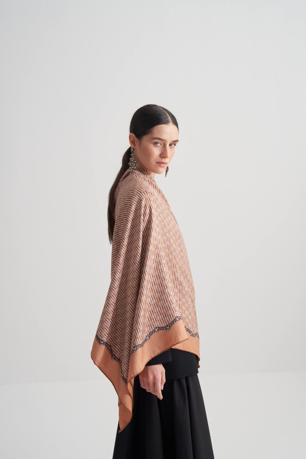 Karamel Moreno Logo Omuz Şalı