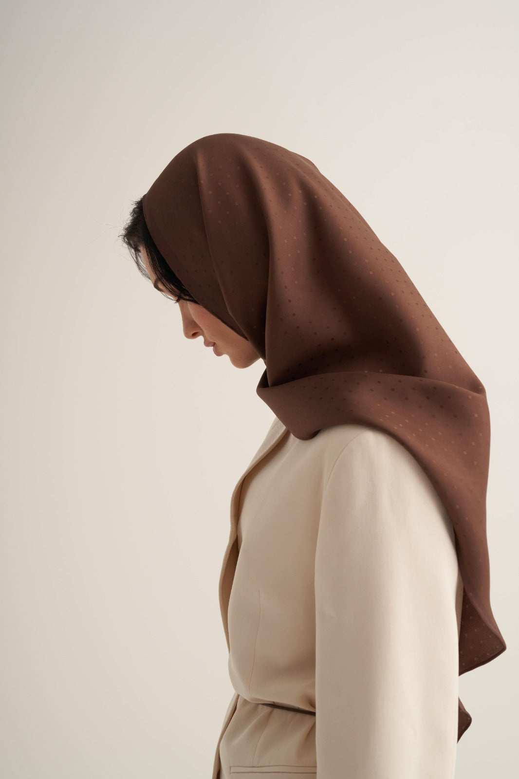 Kahverengi Puantiyeli Twill İpek Üçgen Eşarp