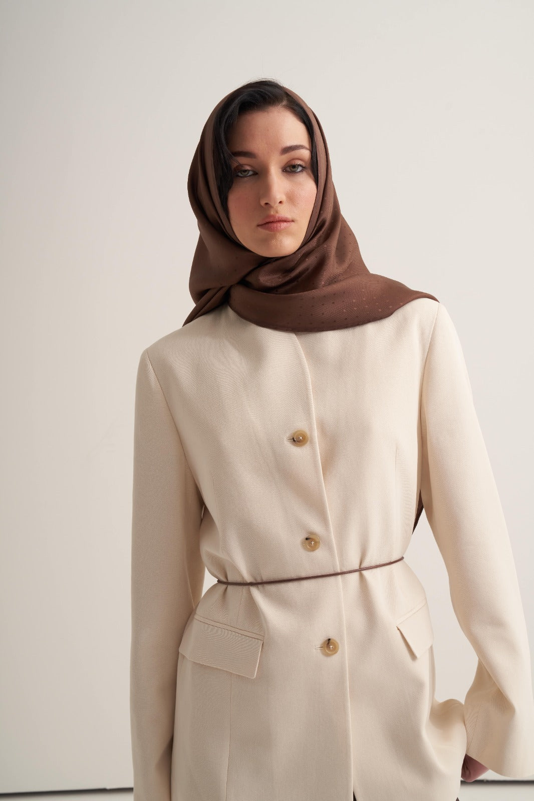 Kahverengi Puantiyeli Twill İpek Üçgen Eşarp