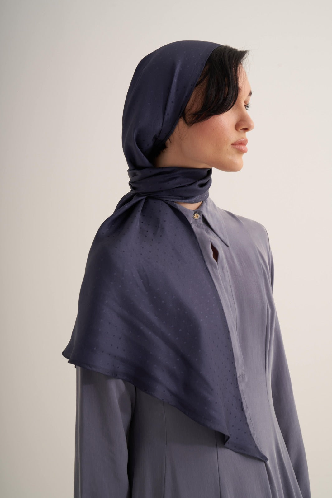 Lacivert Puantiyeli Twill İpek Üçgen Eşarp