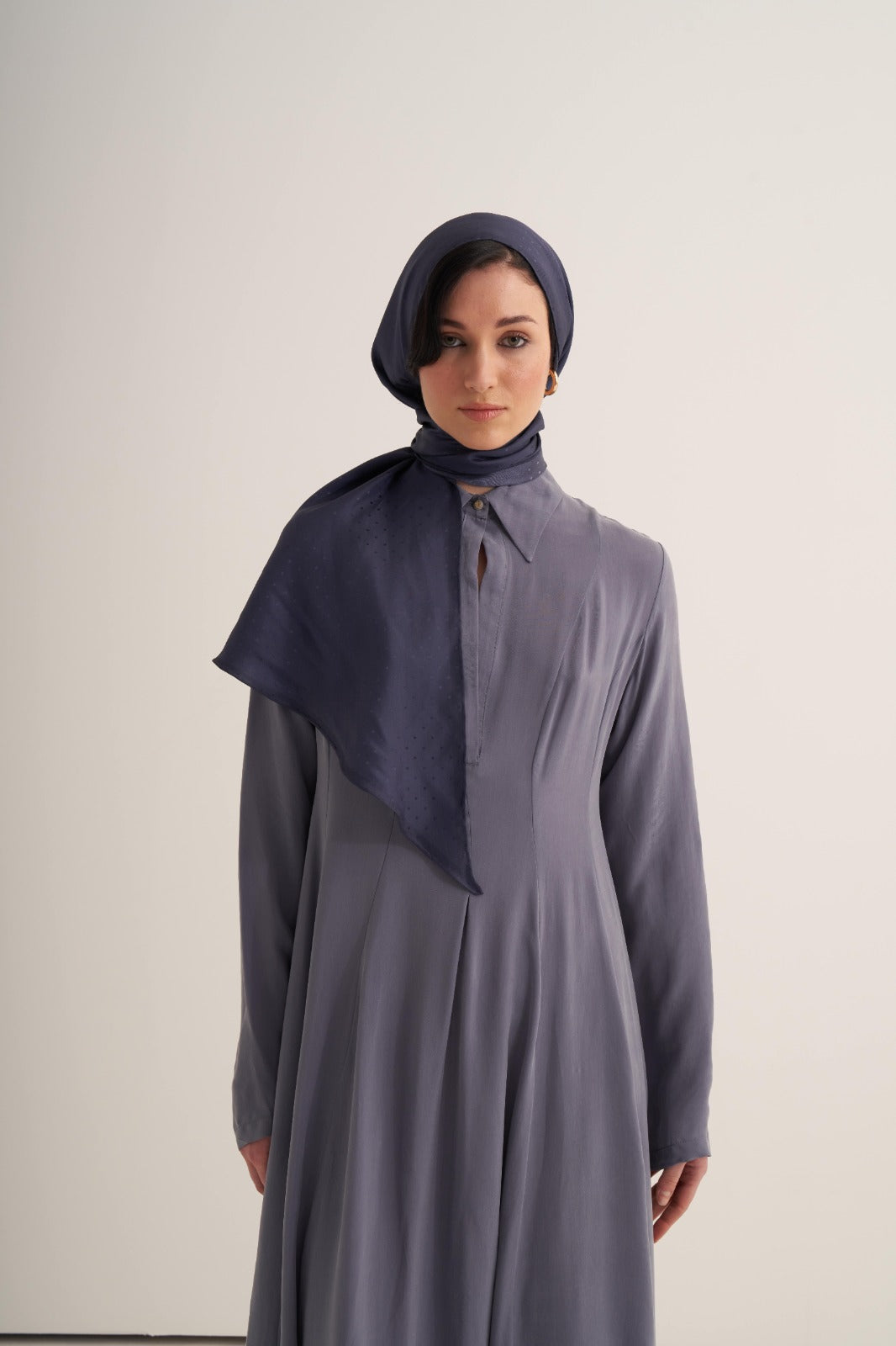 Lacivert Puantiyeli Twill İpek Üçgen Eşarp