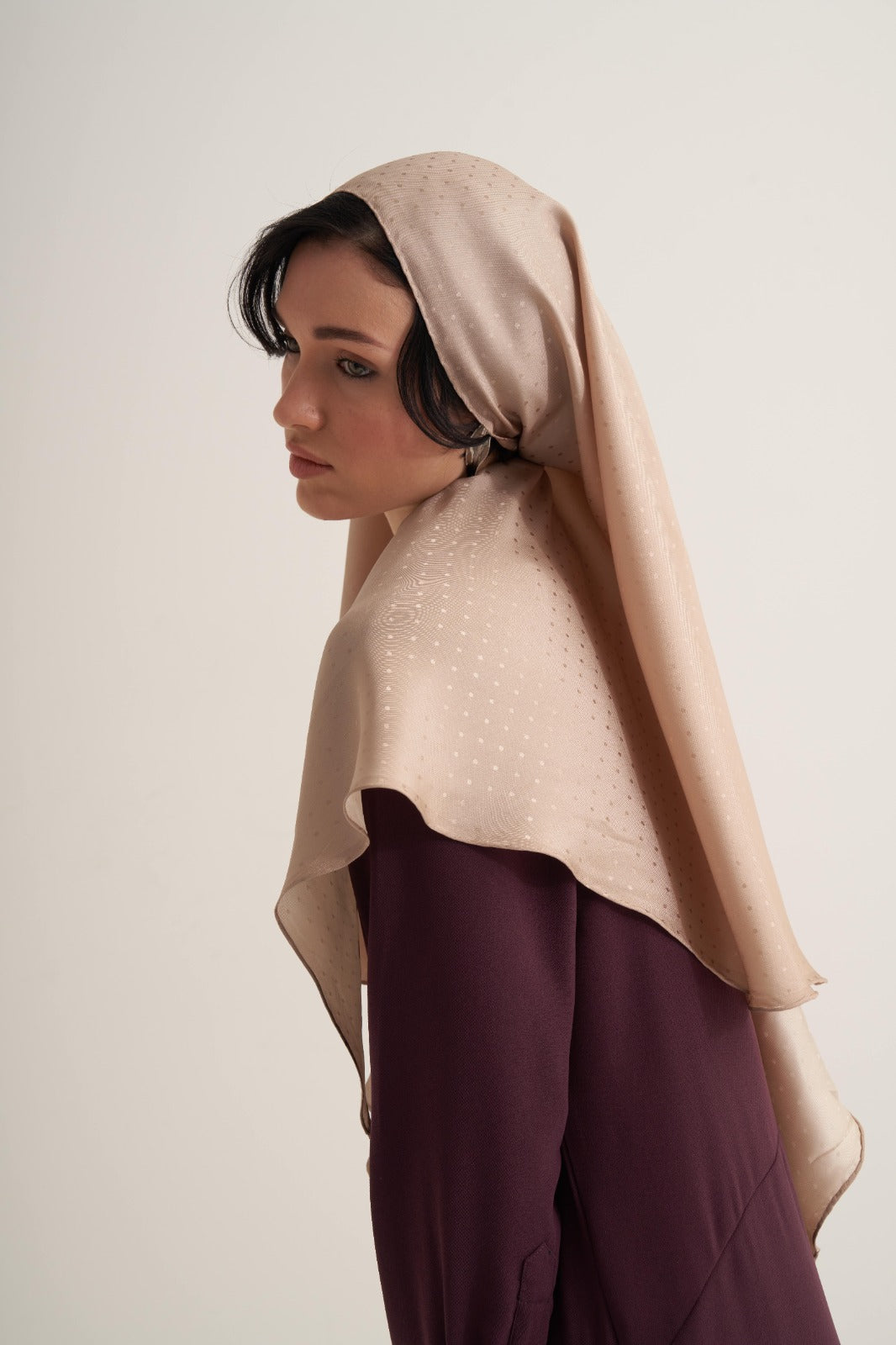 Bej Puantiyeli Twill İpek Üçgen Eşarp