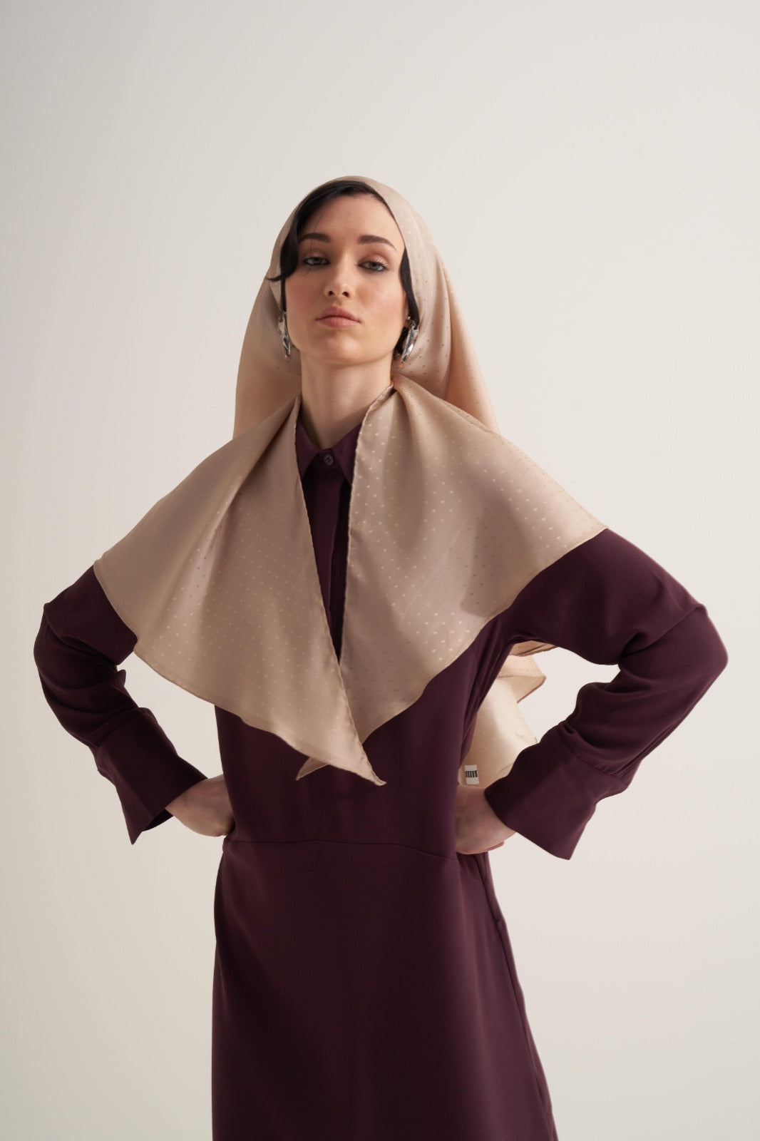 Bej Puantiyeli Twill İpek Üçgen Eşarp