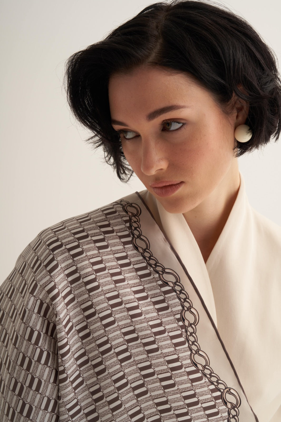 Kahverengi M Logo Twill İpek Üçgen Eşarp