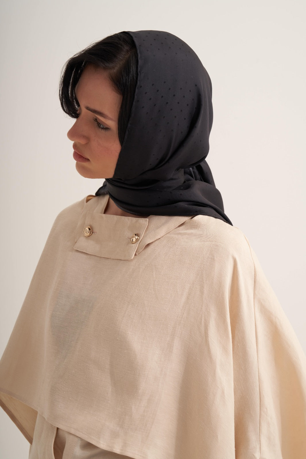 Siyah Puantiyeli Twill İpek Üçgen Eşarp