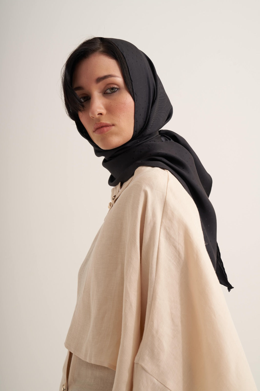 Siyah Puantiyeli Twill İpek Üçgen Eşarp