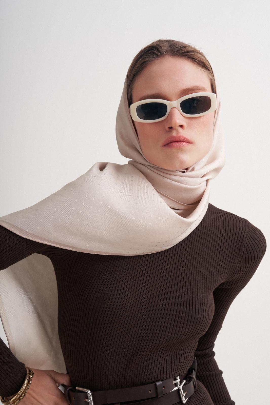 Krem Puantiyeli Twill İpek Üçgen Eşarp